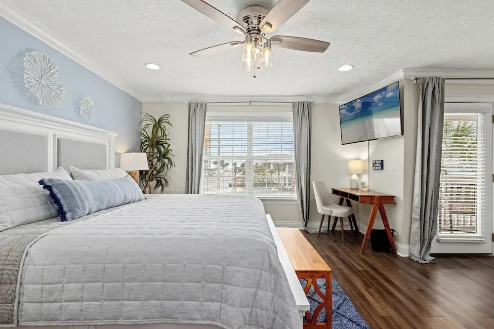 Escape to Sand Dollar Holler: Coastal Retreat, 3 Beds, 2.5 Baths, Sleeps 10!