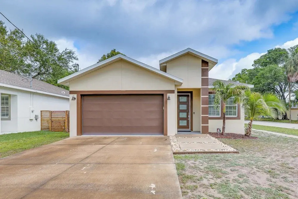 Tampa Home w/ Fire Pit, Yard, Cornhole + More!