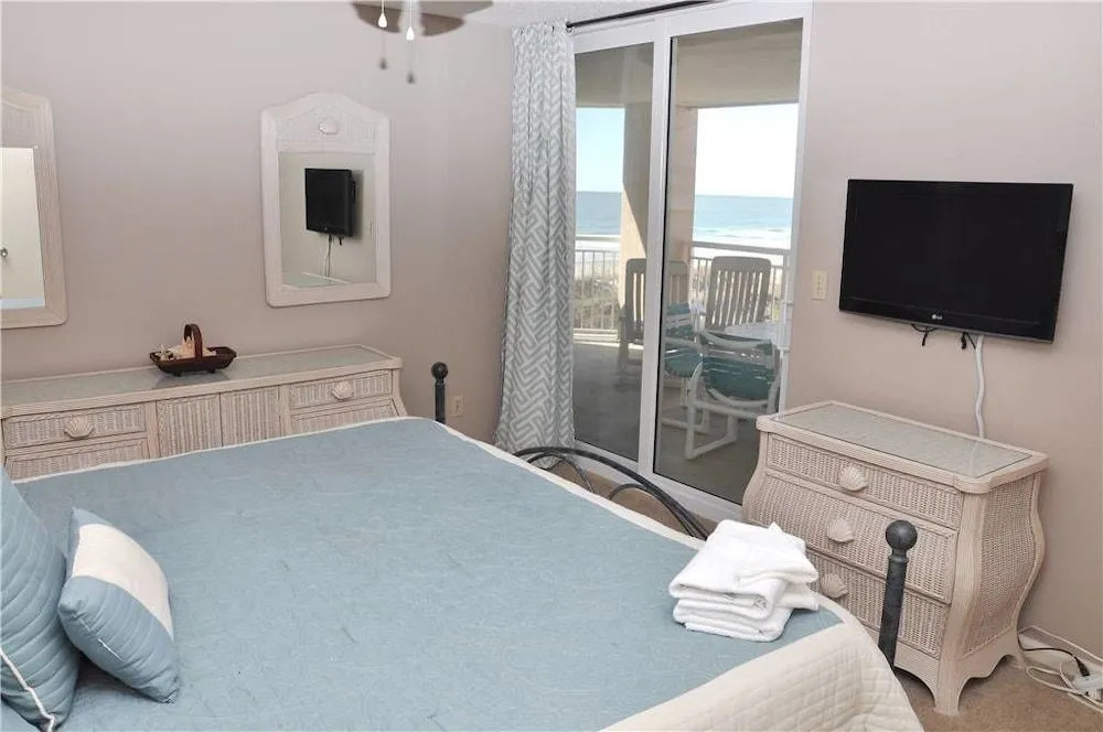 Hyperion Towers 201 - 3 Br condo by RedAwning