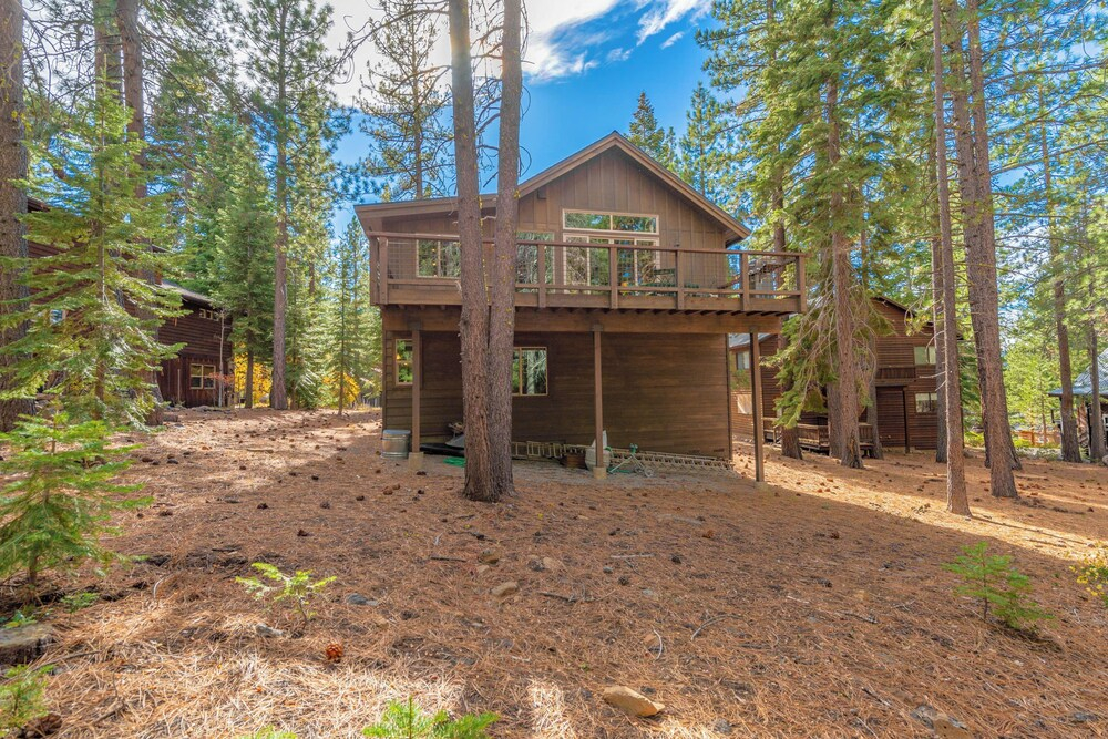 4BR Home w/ 2 Decks, Near Lake & Ski Resorts