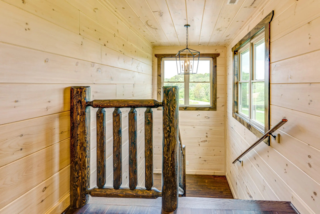 Misty Mountain Stop: Mountain Views, Hot Tub, Game Room, Theater Room