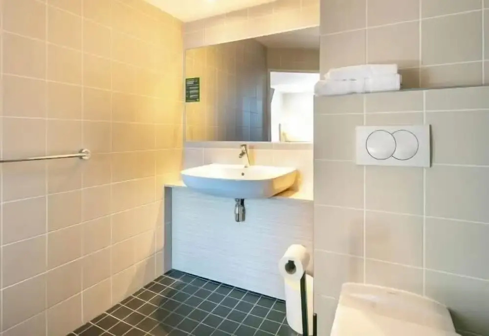 B&B Lyon Est Aeroport St Quentin Fallavie