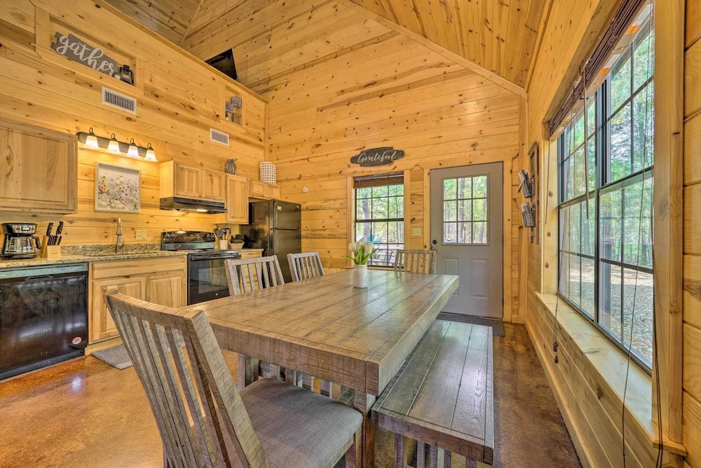 4 Mi to Beavers Bend: Cabin w/ Hot Tub & Games