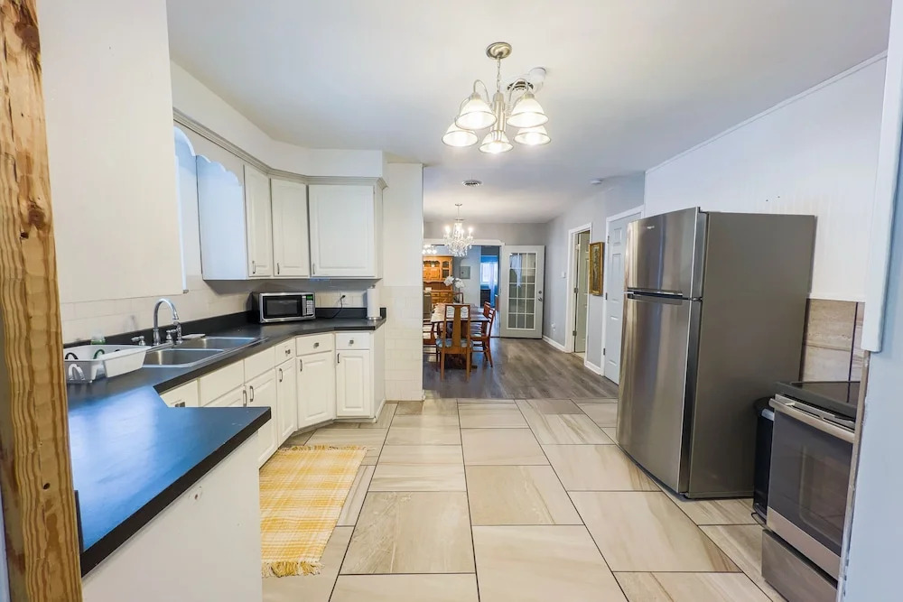 The Stone Castle - With Private Yard & Parking, Near Falls & Casino by Niagara Hospitality