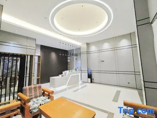 Beiliu Tian Tian Jie Bao Hotel (Beiliu Bus Station Pedestrian Street Food City Store)