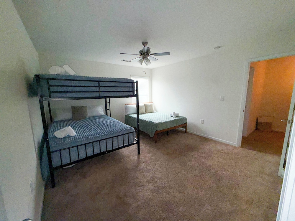Modern 4 Bedroom Home Near Uptown