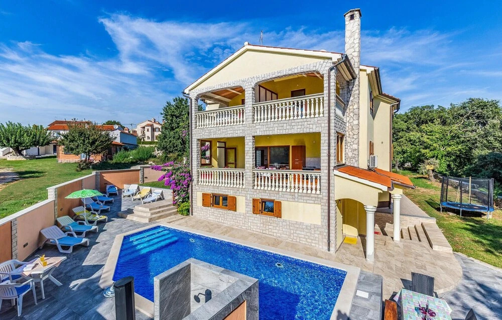 Stunning Home in Medulin With Wifi and 7 Bedrooms