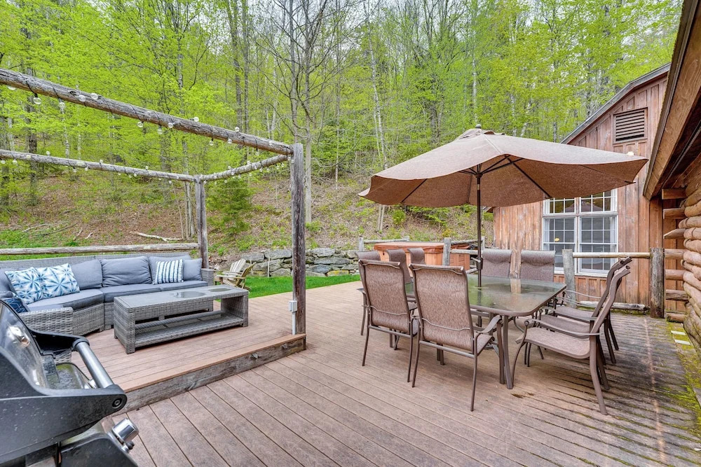 Picture-perfect Vermont Mtn Cabin w/ Hot Tub!