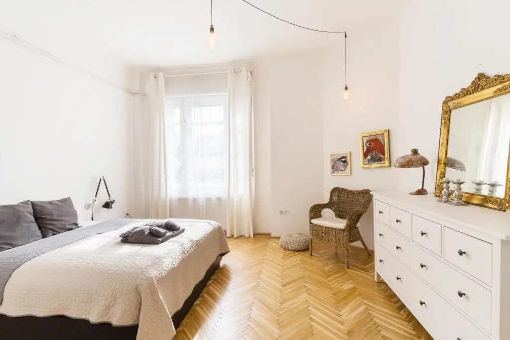 Klauzal apartment w/3 bedrooms, french balcony