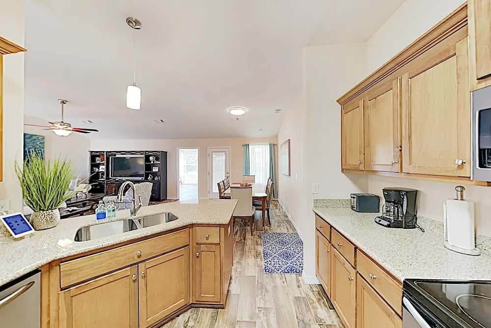 Upscale Custom W/ Large Backyard, Near Beach 4 Bedroom Home