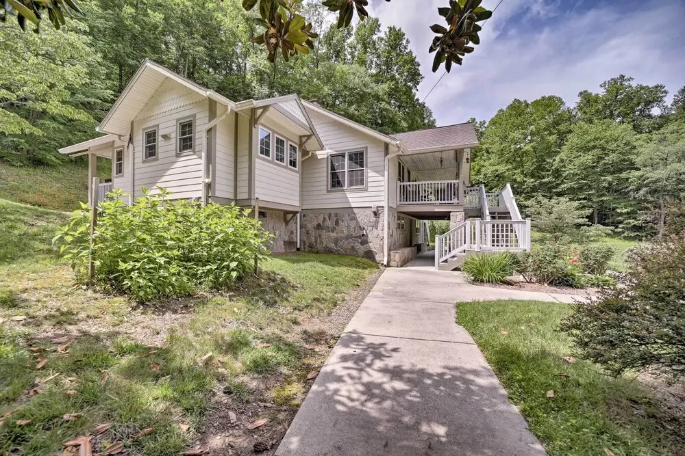 Settlers Mountain Retreat: On-site Hikes & Views!
