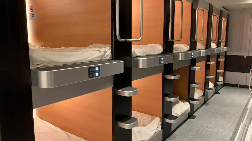 PLAZA EAST CABIN - Caters to men
