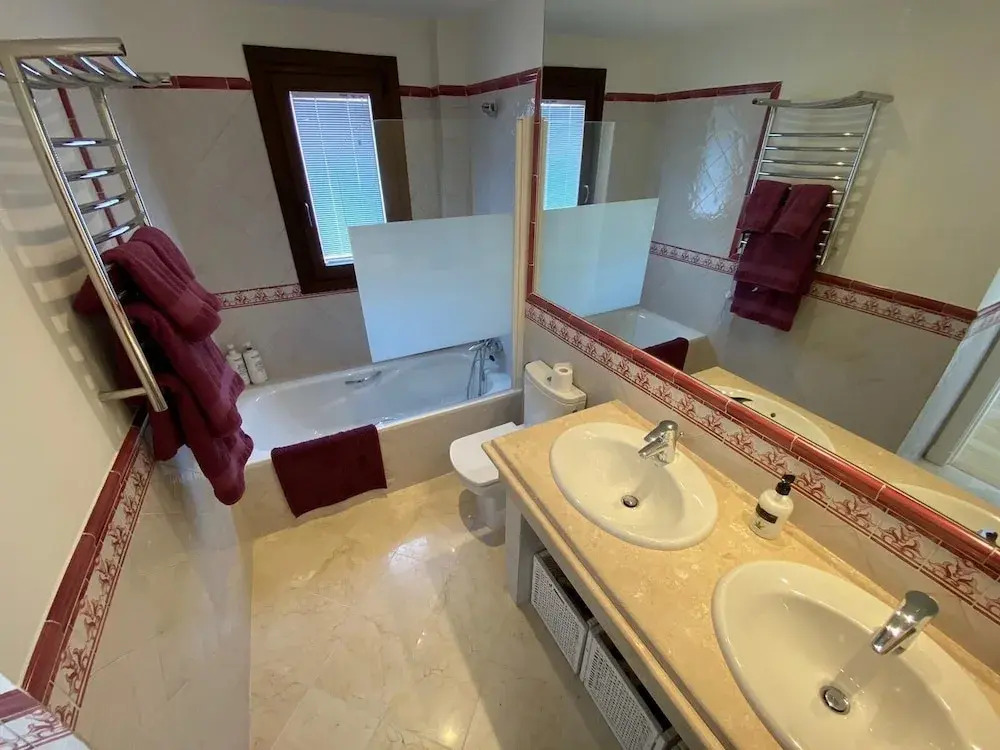 Stylish House, Patio, Pool, Mountains, Stunning White Village, sea 20 Mins Away