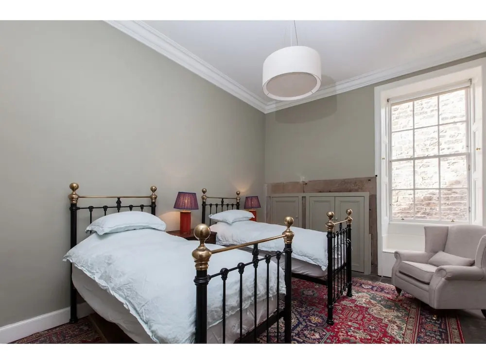 Central, Spacious 3BR Edinburgh Flat For 6