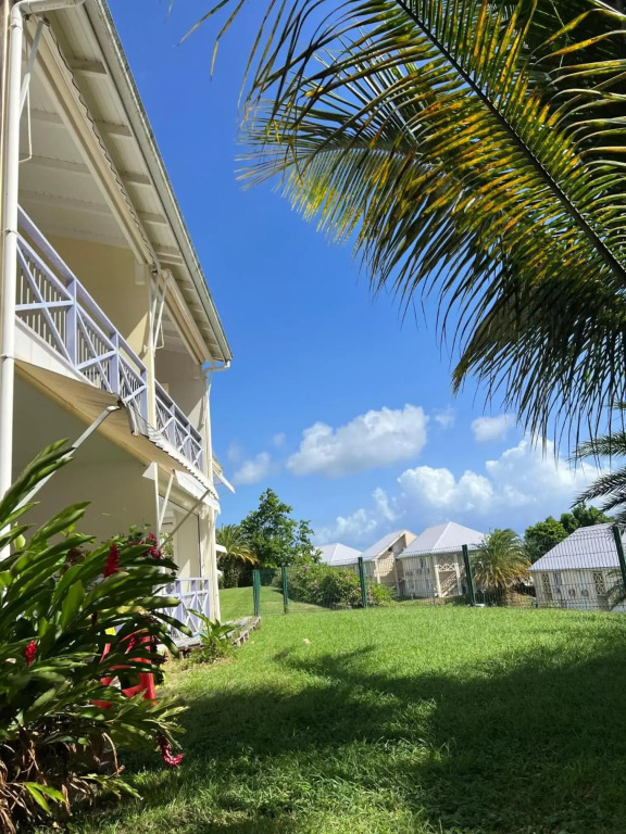 Zabana Lodge, dans un jardin tropical avec piscine
