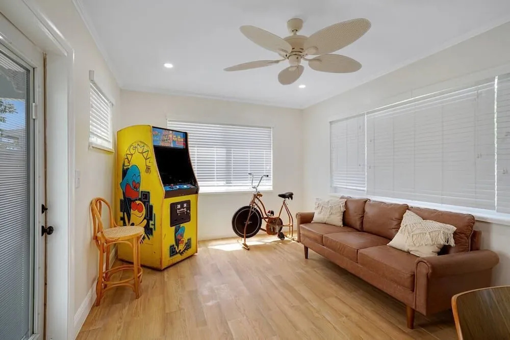 Mid-Century home near beach king bedbig backyard