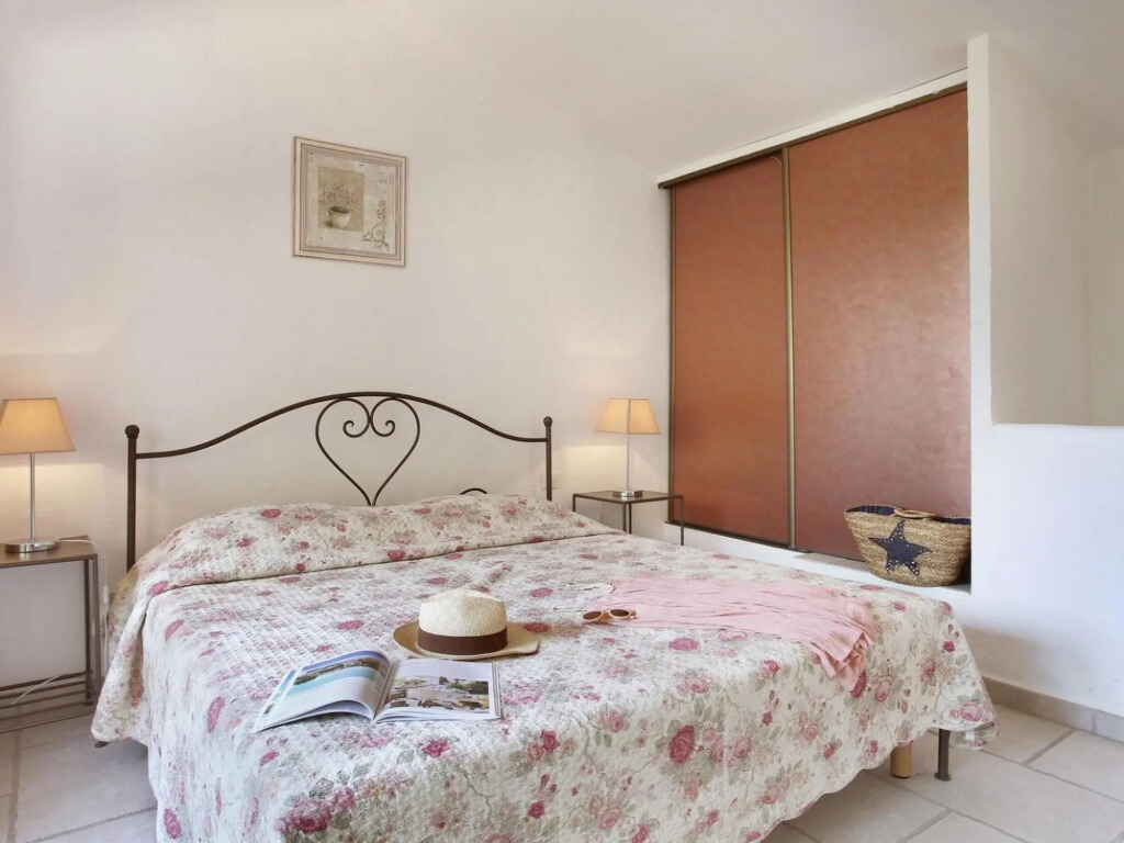 Maisonette in Gordes With Provencal Charm