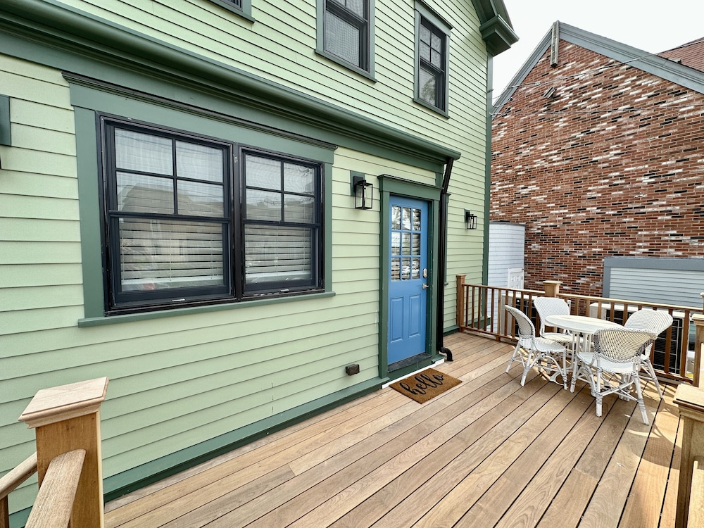 Epic Downtown Newport 6br Whole House W/ Parking 6 Bedroom Home