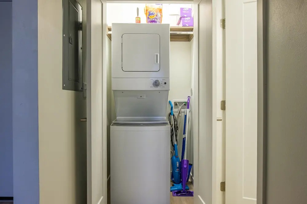 Downtown 2 BR w/ Wifi by Frontdesk