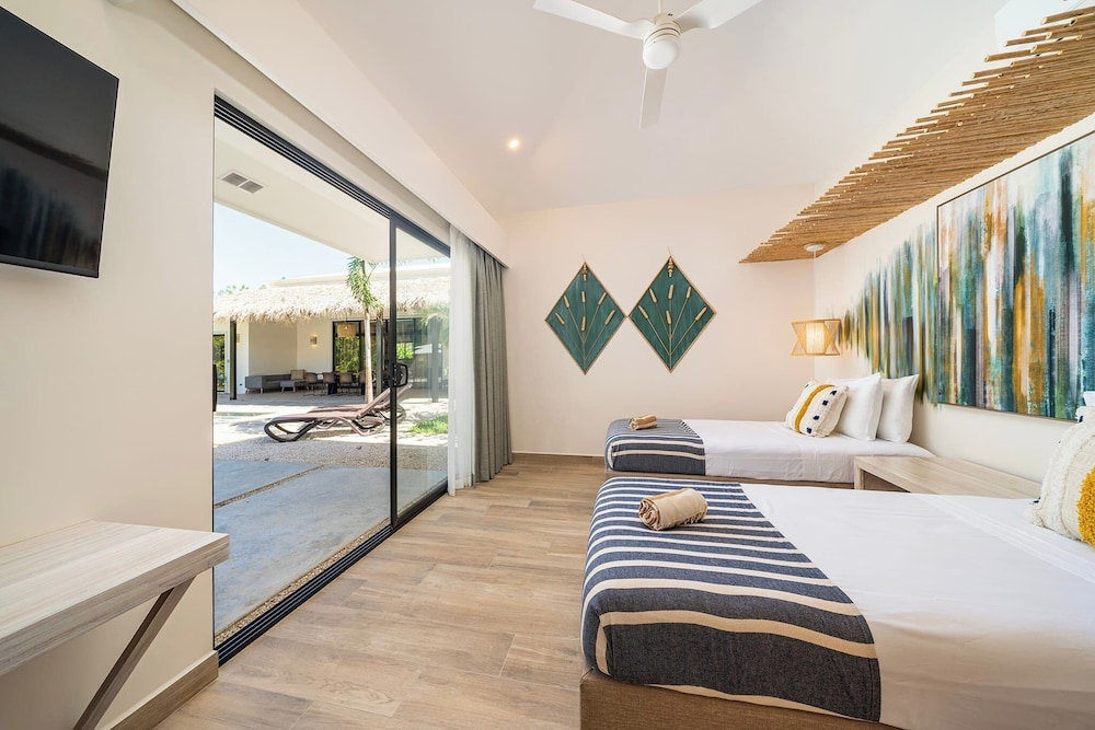 New Oasis in Gated Community With Pool Breakfast
