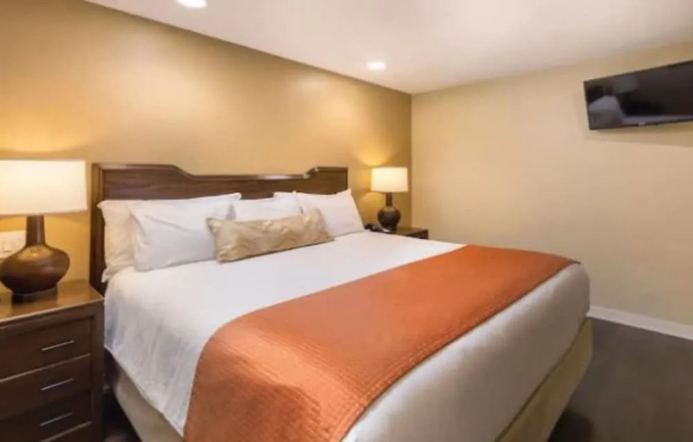 Private One Bedroom Condo on Golf Course, free parking