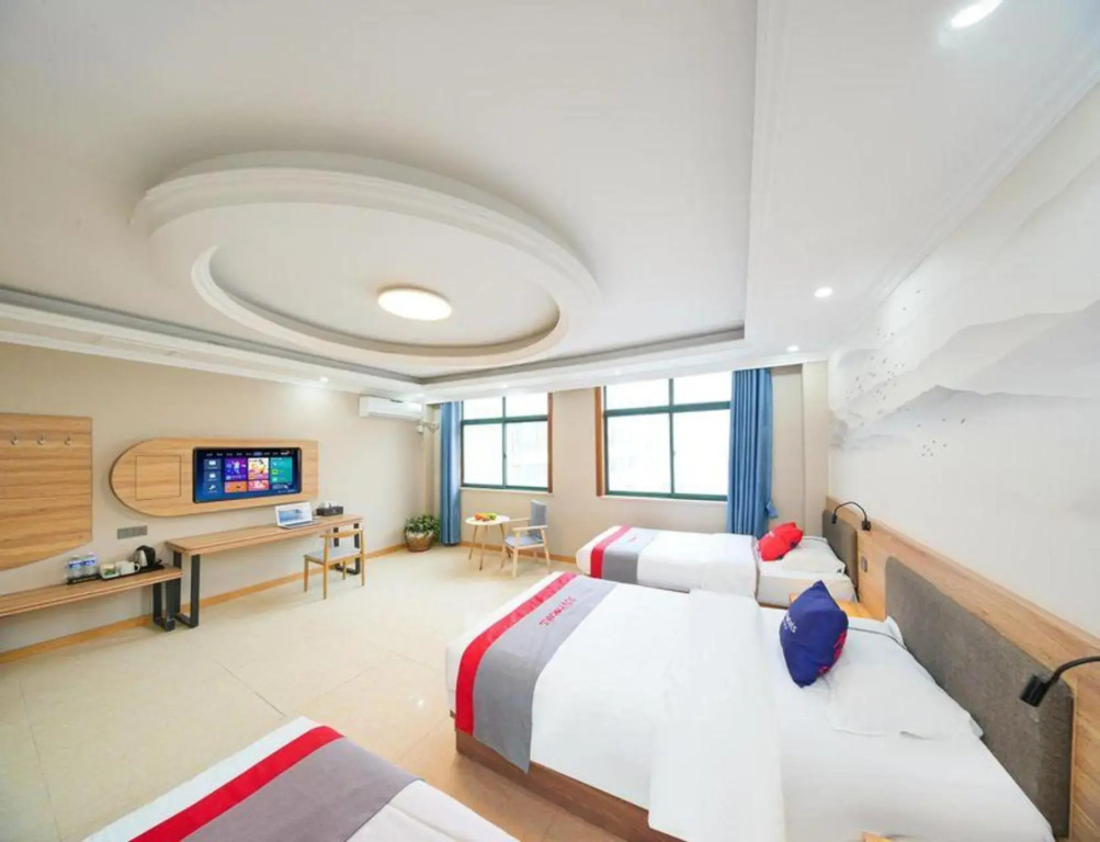 Junyi chain hotel (Qingdao Dongjiakou gangpoli bus station store)