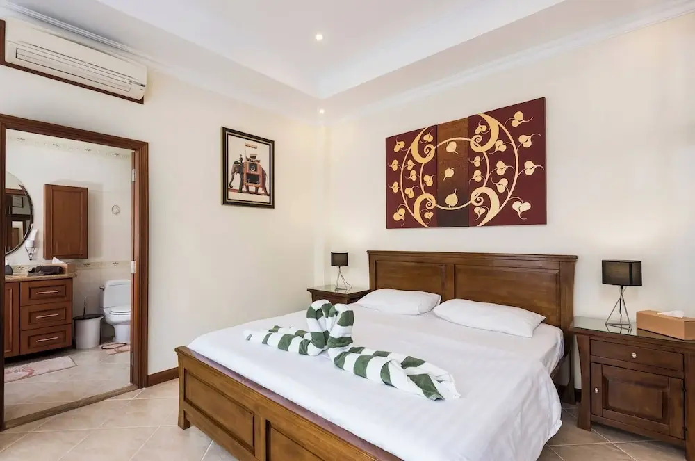 Luxury 3BR Pool Villa Pratamnak Soi5-50m to Beach
