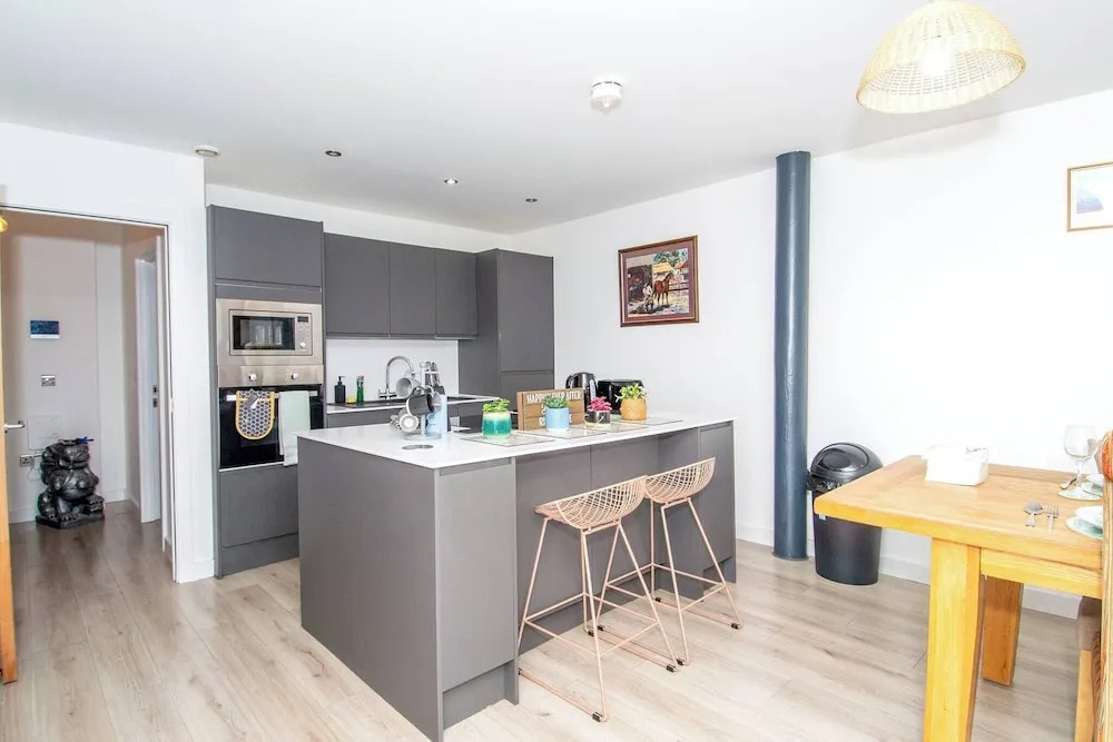 Charming 2-bedroom Apartment in Bradford With City Views