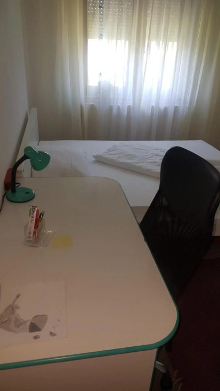 Slatka sobica za dvoje sa upotrebom zajednicke kuhinje i kupaonice