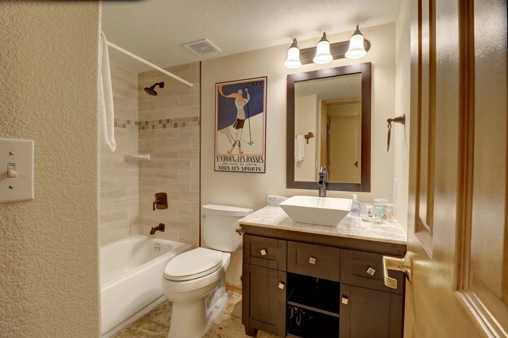 75 Corinthian 3br 3ba Spacious Layout, Private Garage. 3 Bedroom Townhouse by RedAwning