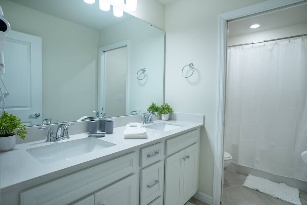 7BR Windsor Cay Home for 20 Guests