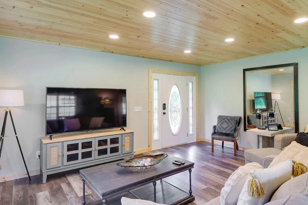 Expansive Smoky Mtn Retreat w/ Main & Guest Cabins