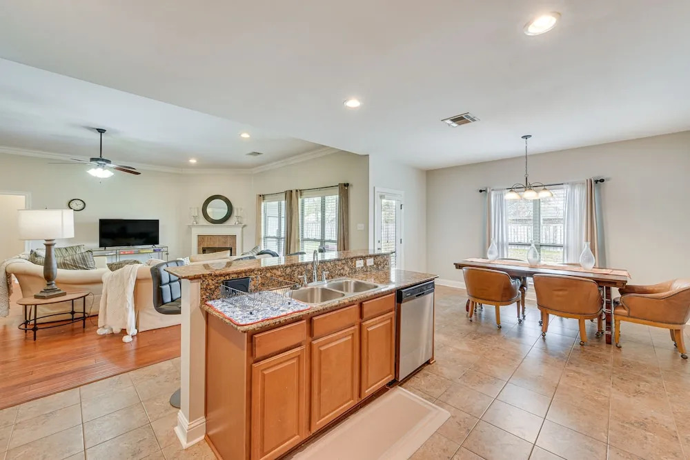 Spacious Zachary Home: 12 Mi to Baton Rouge!