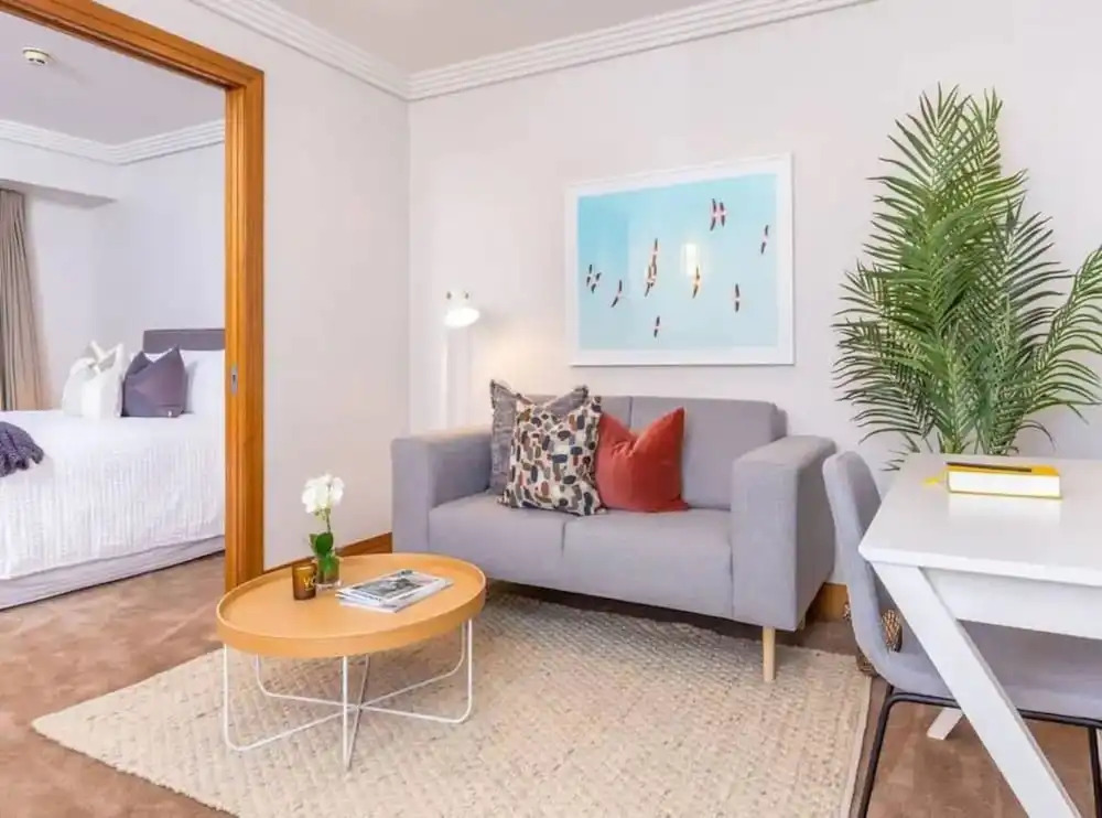 Cozy Central Apt. w/ Pool & Gym by Zodiak Stays
