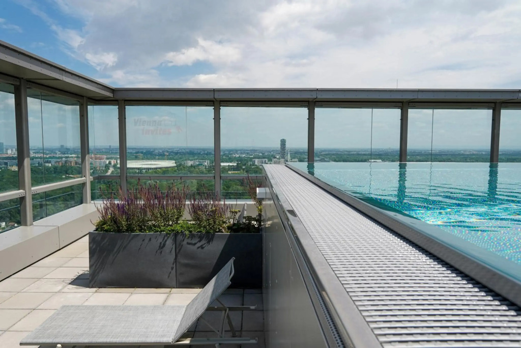 Amazing view over Vienna and infinity pool