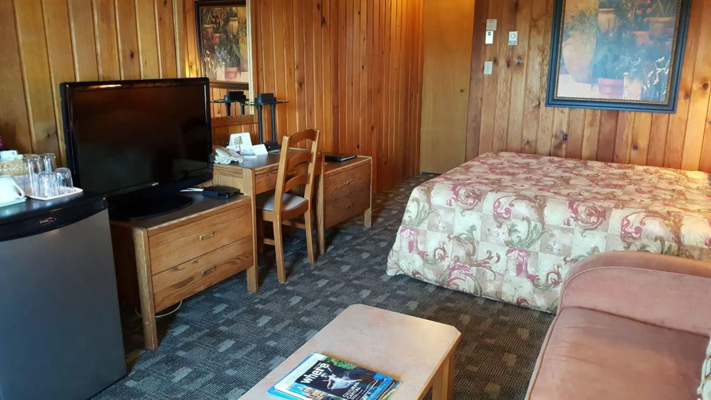 The Cedarwood Inn & Suites