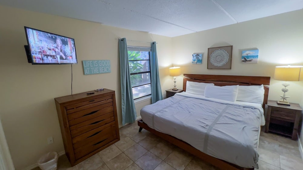 250 Paces To Beach Pool 1st Floor 2 Bedroom Condo