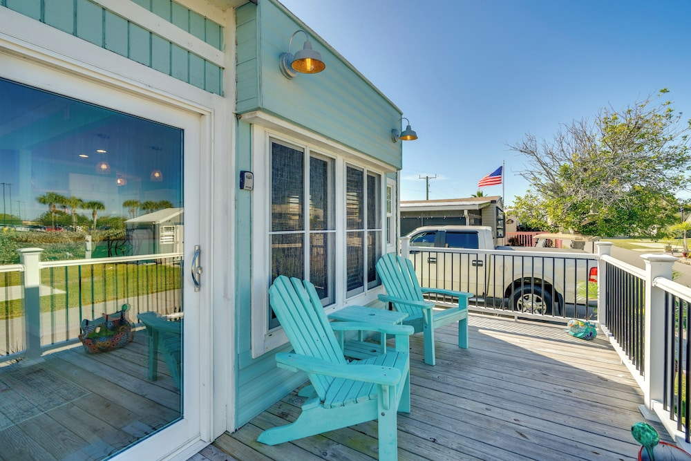 3 Mi to Gulf! Fort Myers Beach Gem w/ Pool Access