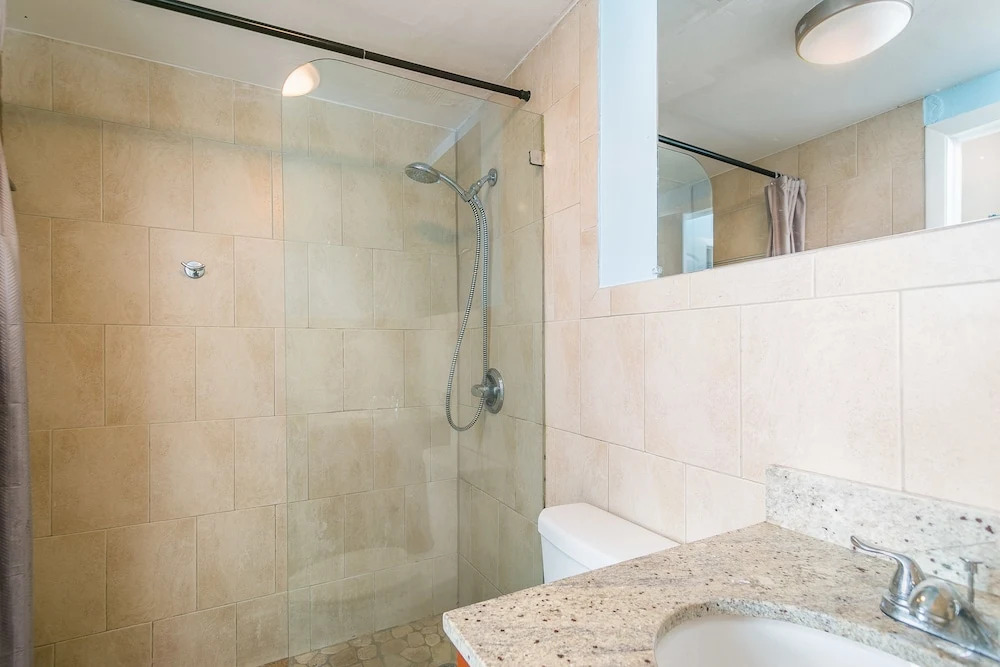 2 bedrooms on Collins Ave and 8th Street