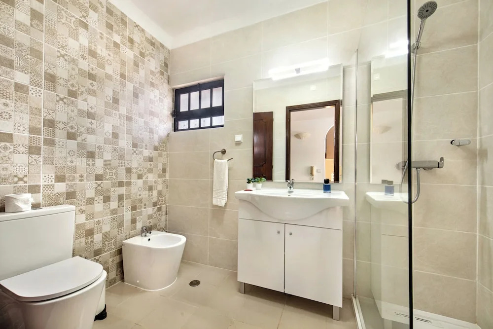 Spacious 4 bedroom villa, private pool, free air conditioning and wifi