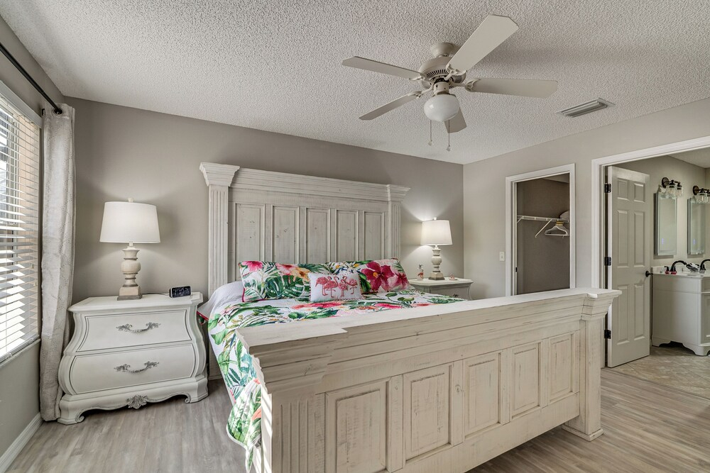 Golf, Dine & Relax Poolside! The Villages Retreat