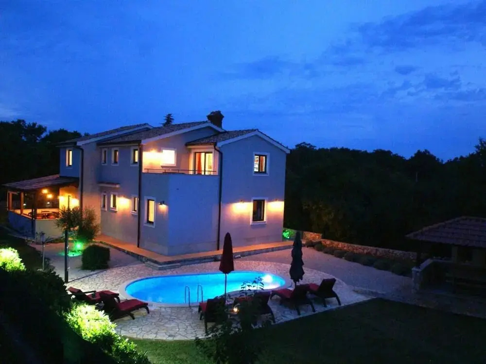 Villa Tara with beautiful heated pool by Villas Gu