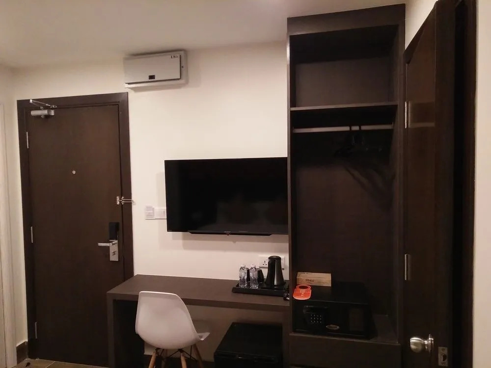 Capital O 90574 Hotel Glo