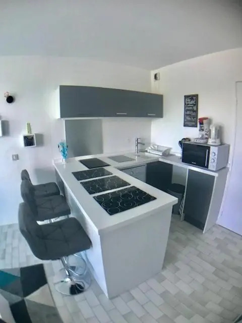 AS9578 - Studio cabine vue port avec parking privé