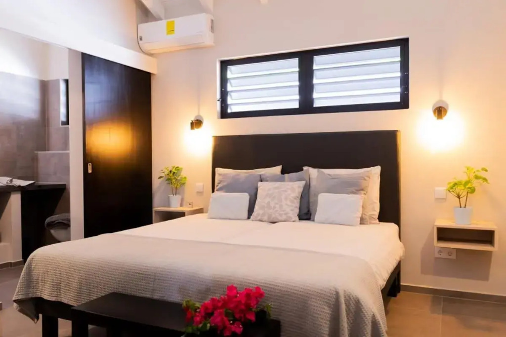 Stylish 3 Bedroom Villa With Ocean Views And Daily Maid Service