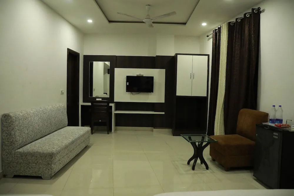 OYO 77326 Hotel Royal View