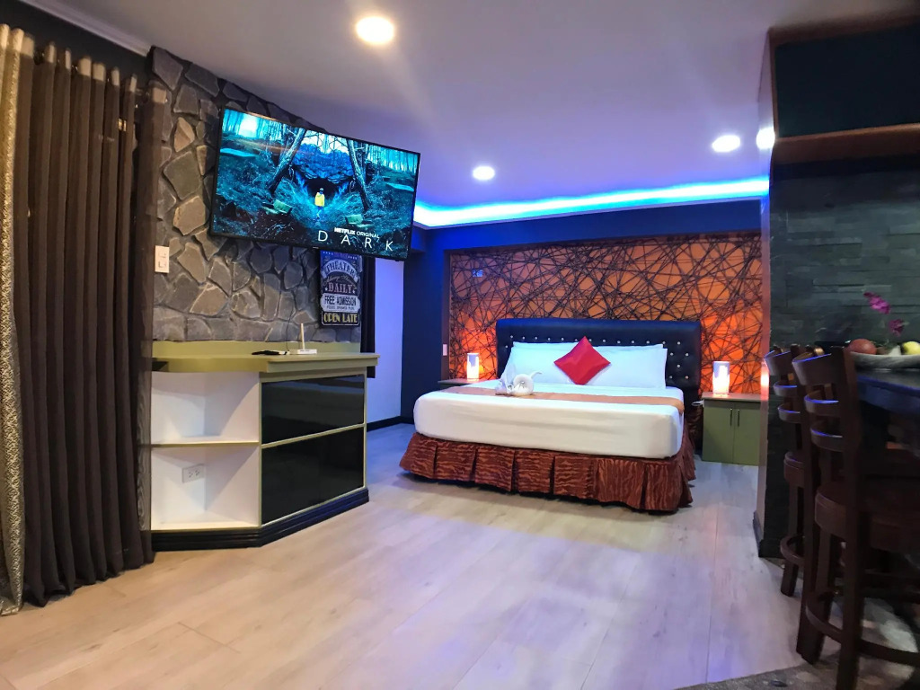 CLOCKWORKORANGE Luxury Suites 4-Minutes Away To Airport