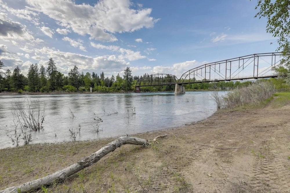 Waterfront Saloon-themed Cabin on Flathead River
