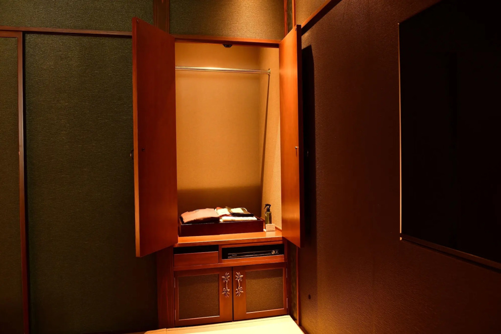 Balinese onsen ryokan Hakone Airu