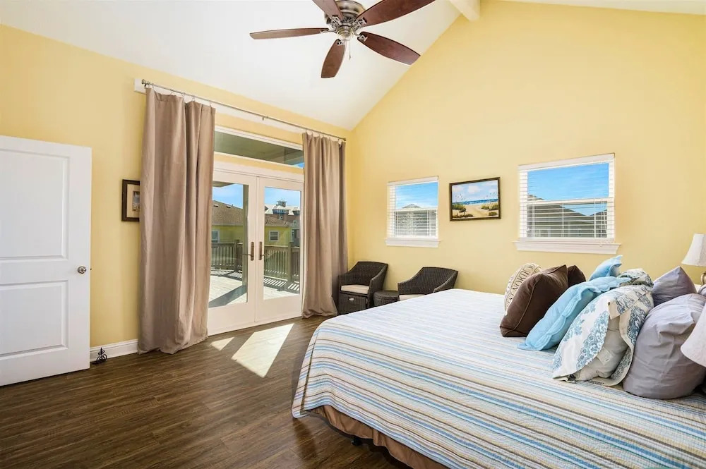 Sweetsol 4 Bedroom Home by RedAwning